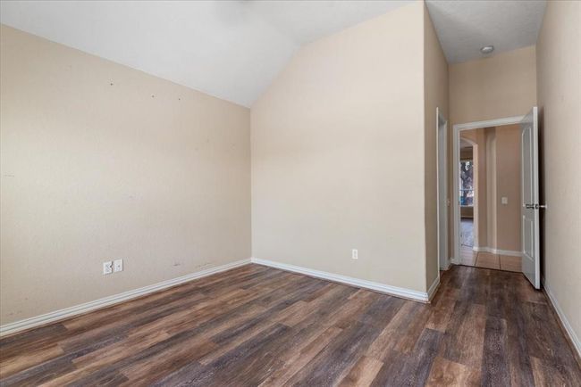 Another view of the secondary bedroom 1 | Image 25