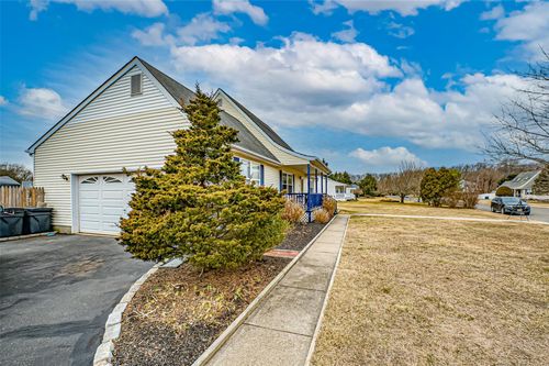 10 Twin Dr, Middle Island, NY, 11953-1240 | Card Image