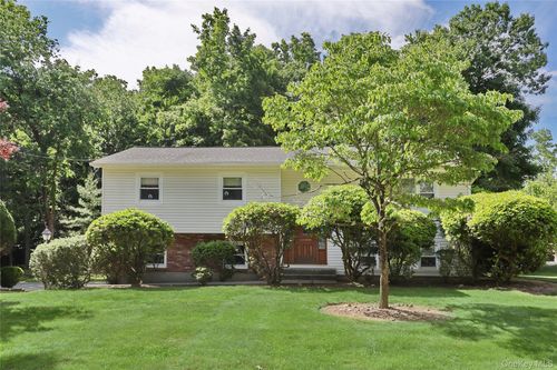 29 Thomsen Dr, Airmont, NY, 10952-3827 | Card Image