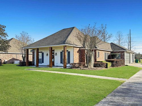 8778 Wyeth Dr, Denham Springs, LA, 70706-8575 | Card Image