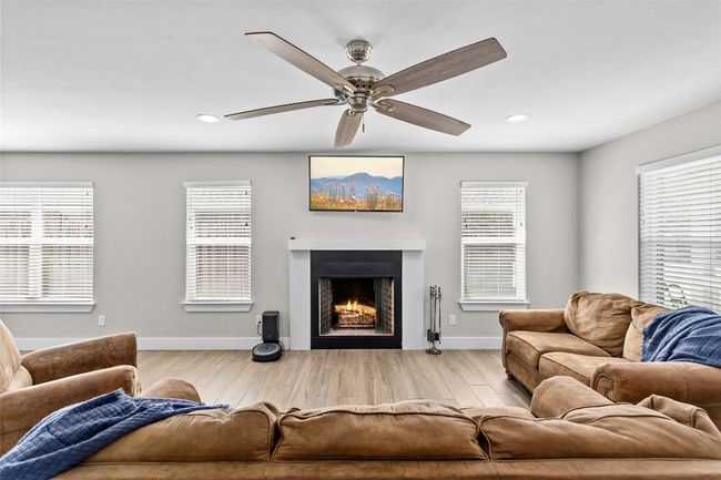311 E Galveston St, House other with 3 bedrooms, 2 bathrooms and null parking in Giddings TX | Image 7