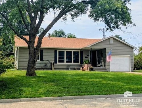 1811 7th St, Clay Center, KS, 67432-1805 | Card Image