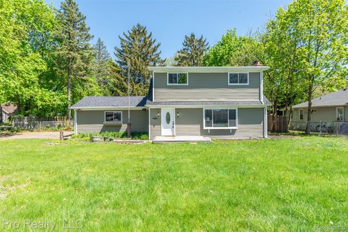 2750 Lansdowne Rd, Waterford Twp, MI, 48329-2944 | Card Image