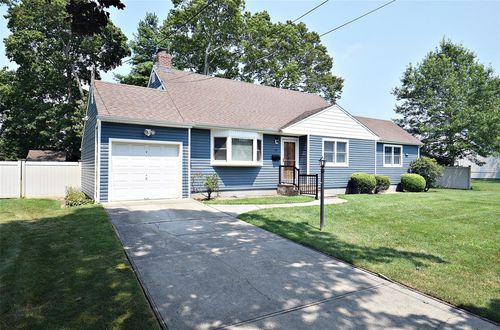 11 Southwood Ln, Babylon, NY, 11703-3608 | Card Image