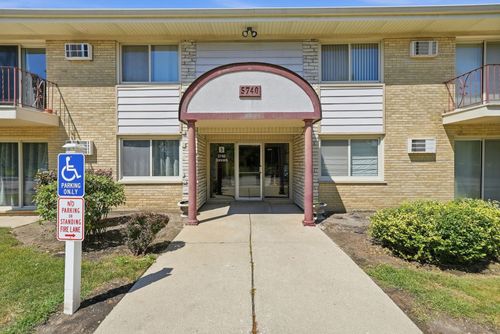 13-5740 Concord Ln, Clarendon Hills, IL, 60514-1649 | Card Image