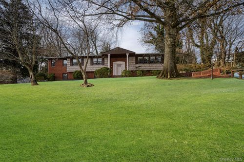 8 Pine Dr, Great Neck, NY, 11021-2830 | Card Image