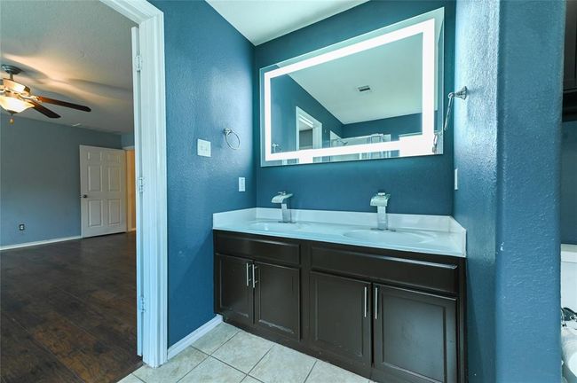 Primary Bathroom | Image 18
