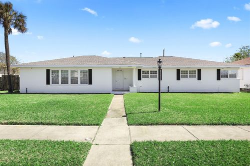 2206 Wimcrest St, Galveston, TX, 77551-1235 | Card Image