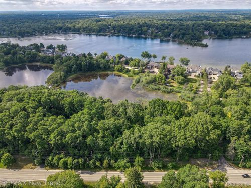 6140 Pontiac Trl, West Bloomfield, MI, 48323-2230 | Card Image