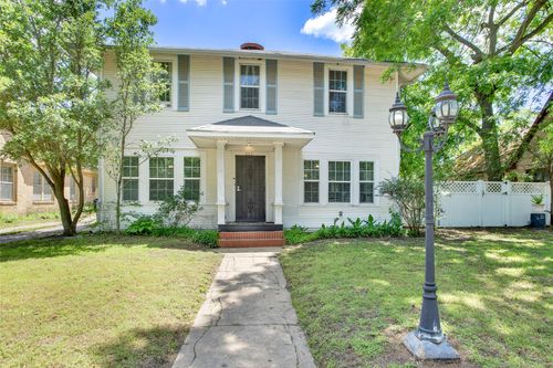 820 W Gandy St, Denison, TX, 75020-3234 | Card Image