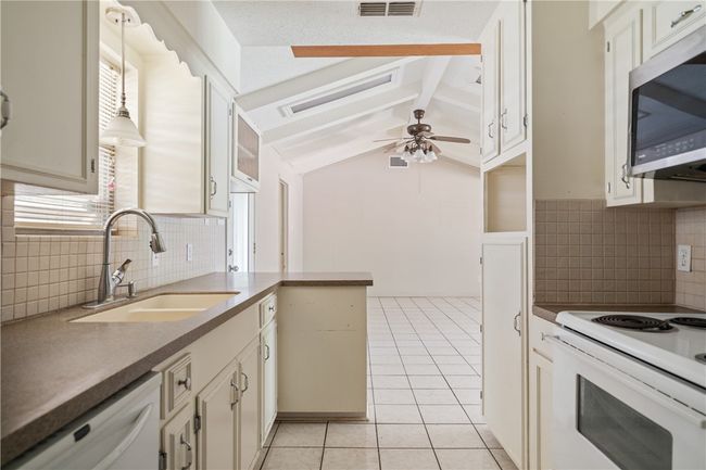 407 E 10 Th St, House other with 3 bedrooms, 2 bathrooms and null parking in Bishop TX | Image 10