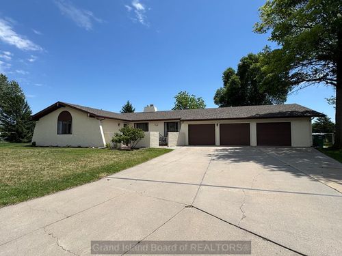 2805 Kingston Cir, Grand Island, NE, 68803-2510 | Card Image