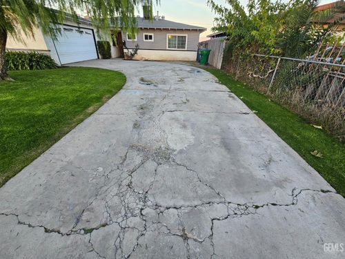 2900 Dore Dr, Bakersfield, CA, 93304-5814 | Card Image