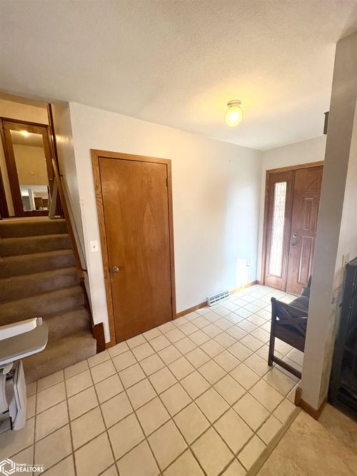 2710 Clearview Dr, Burlington, IA, 52601-1646 | Card Image