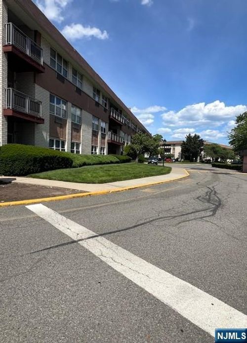 1111 River Rd, Edgewater, NJ, 07020-1335 | Card Image