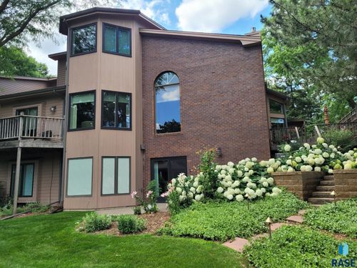 1 S Le Chateau Pl, Sioux Falls, SD, 57105-0163 | Card Image