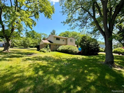 30319 Club House Ln, Farmington Hills, MI, 48334-1115 | Card Image