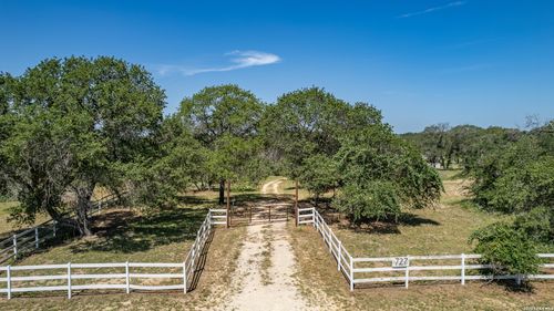 727 Eagle Creek Dr, Floresville, TX, 78114-4202 | Card Image