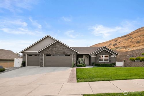 1955 Castlerock Ave, Wenatchee, WA, 98801-2309 | Card Image