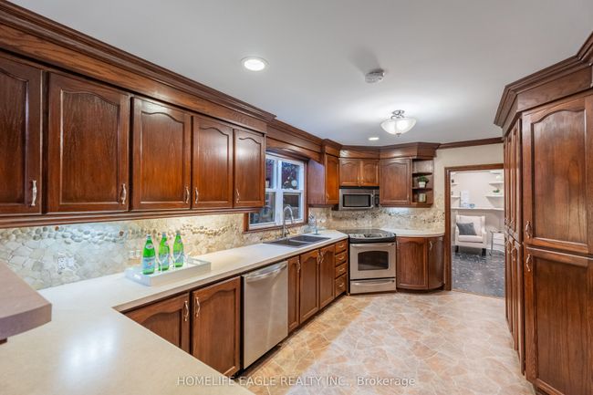 523 Lake Dr E, House other with 4 bedrooms, 3 bathrooms and 5 parking in Willow Beach ON | Image 8