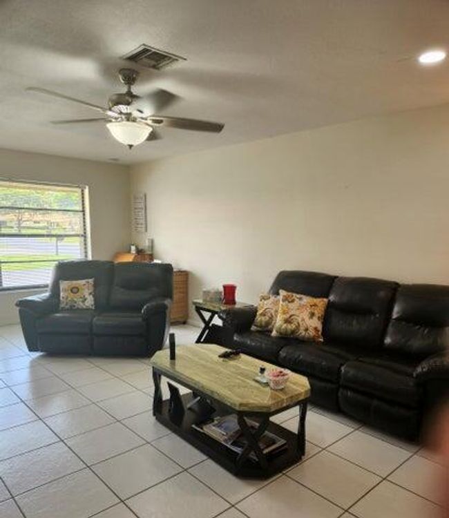 4685 Laurel Tree Rd, Condo with 2 bedrooms, 2 bathrooms and null parking in Boynton Beach FL | Image 8