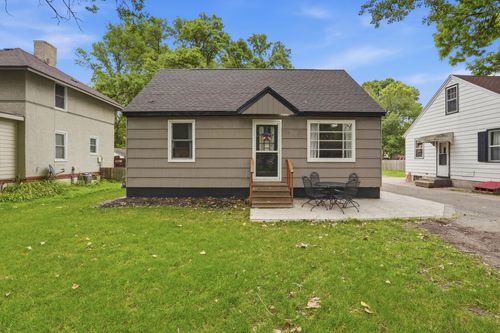 615 16th St Sw, Willmar, MN, 56201-2813 | Card Image