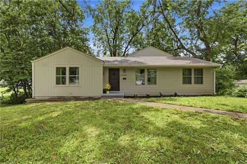 2526 Queen Ridge Dr, Independence, MO, 64055-2031 | Card Image