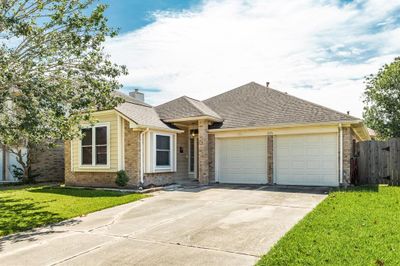 225 Almond Drive, House other with 3 bedrooms, 2 bathrooms and null parking in Lake Jackson TX | Image 1