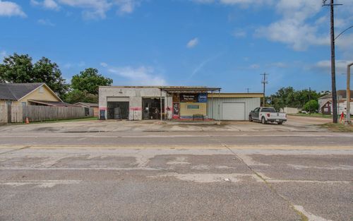 1701 Lee Dr, Baytown, TX, 77520-7928 | Card Image