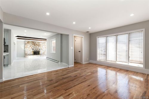 109 Evans St, New Hyde Park, NY, 11040-1712 | Card Image