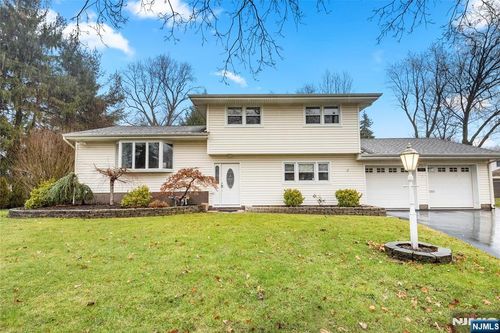 712 Stevens Ct, Paramus, NJ, 07652-3748 | Card Image