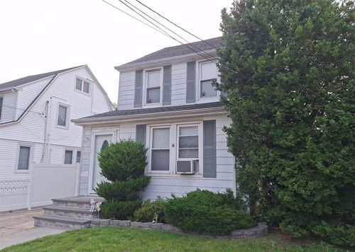 15 Stratford Ave, Williston Park, NY, 11596-1848 | Card Image