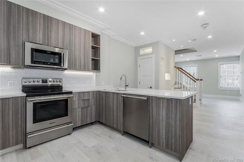 apt-8-1990 Bronson Rd, Fairfield, CT, 06824-2862 | Card Image