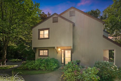 8-8 Willow Ln, Avon, CT, 06001-4541 | Card Image