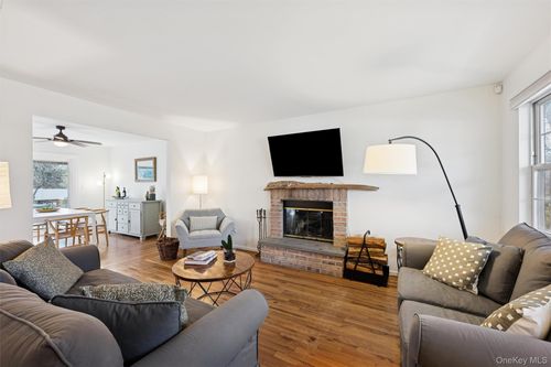 7 Huckleberry Ln, Hampton Bays, NY, 11946-2932 | Card Image