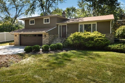 9979 Delsy Dr, North Royalton, OH, 44133-1403 | Card Image