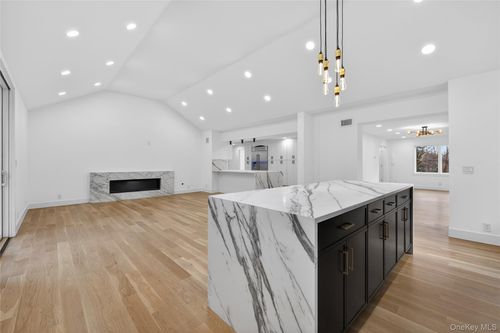 199 Salem Rd, Roslyn Heights, NY, 11577-1518 | Card Image