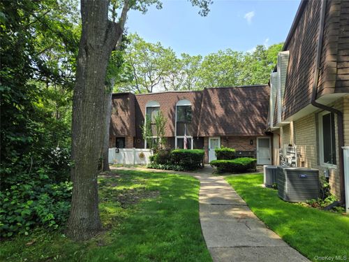 132 Golf Ln, Medford, NY, 11763-1254 | Card Image