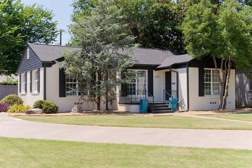 2017 Huntington Ave, Nichols Hills, OK, 73116-5112 | Card Image