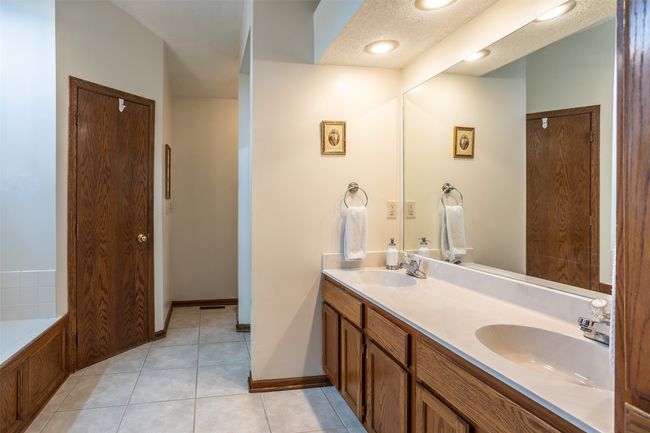 7508 Hickory Ln, Home with 5 bedrooms, 4 bathrooms and null parking in Urbandale IA | Image 25