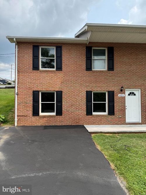 621 Thompson St, STRASBURG, VA, 22657-2332 | Card Image