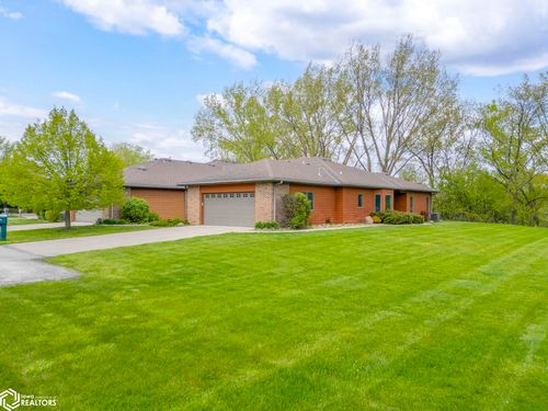 2005 Hunters Ridge Dr, Mason City, IA, 50401-7501 | Card Image