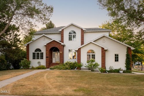 2805 Domino Dr, Bismarck, ND, 58503-0832 | Card Image