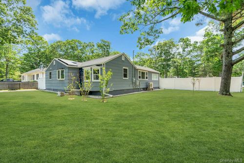 94 Bay Ave E, Hampton Bays, NY, 11946-2627 | Card Image