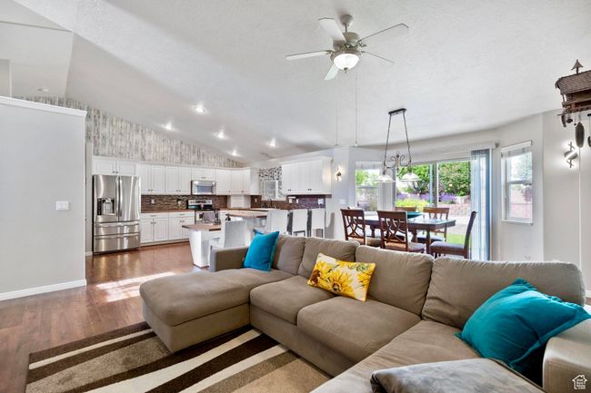 1092 470, House other with 5 bedrooms, 3 bathrooms and 2 parking in Providence UT | Image 4