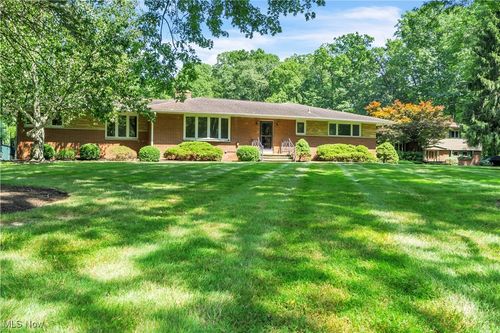 8001 Robin Ln, Brecksville, OH, 44141-1424 | Card Image