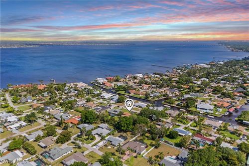 572 Bayside Dr, FORT MYERS, FL, 33919-2502 | Card Image