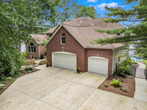 15518 Oak Ridge Dr, Spring Lake, MI, 49456-2193 | Card Image