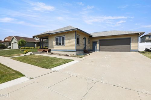 2806 25th St W, Williston, ND, 58801-3210 | Card Image