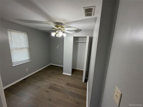 19445 Inkster Rd, Livonia, MI, 48152-2520 | Card Image